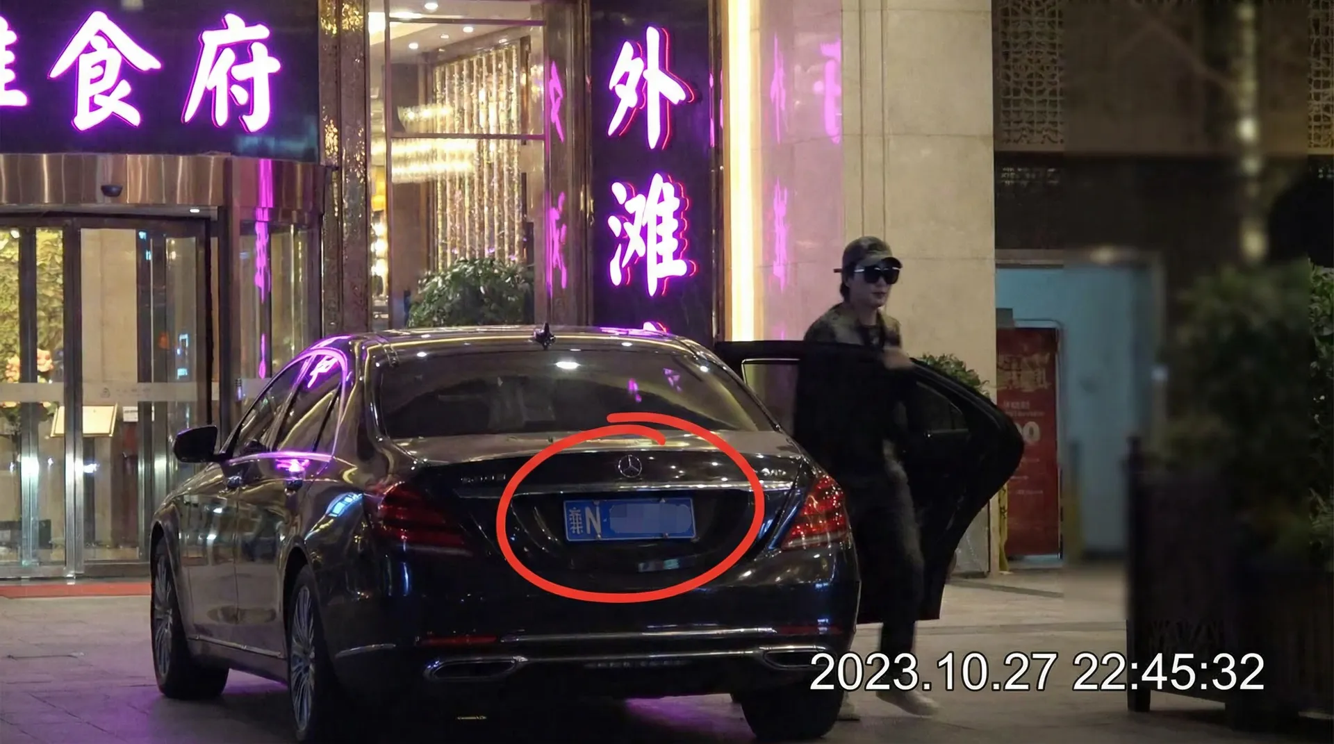 《里番》_里番最新地址 | 深度揭秘里番 - 豪车餐厅外偷拍